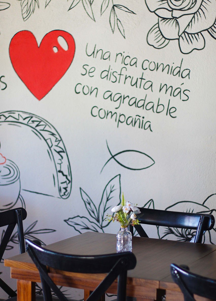 Interior cálido de MEYRA con mural